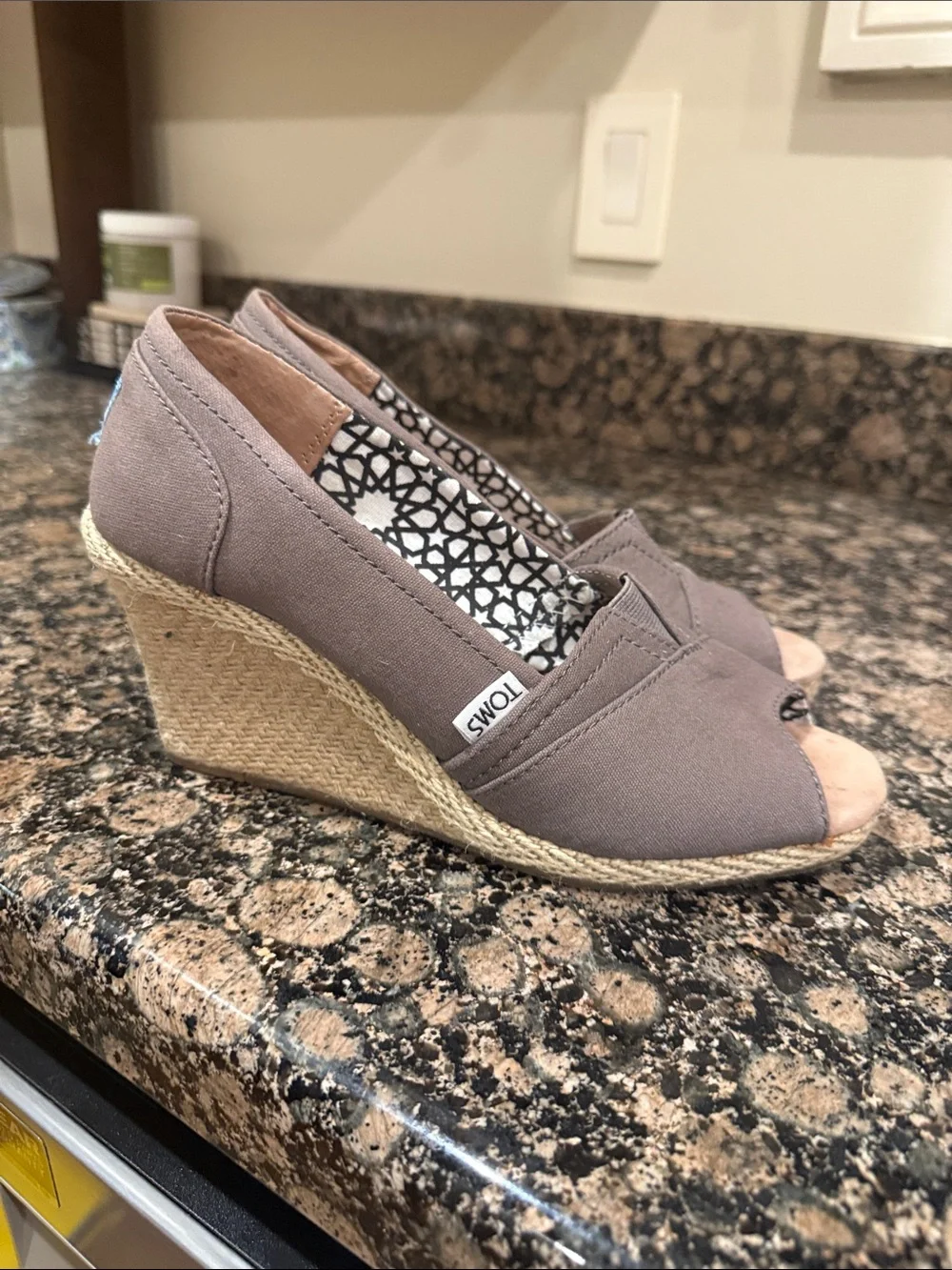 TOMS Calypso Lady 7 1/2 wedge open to shoe excellent condition